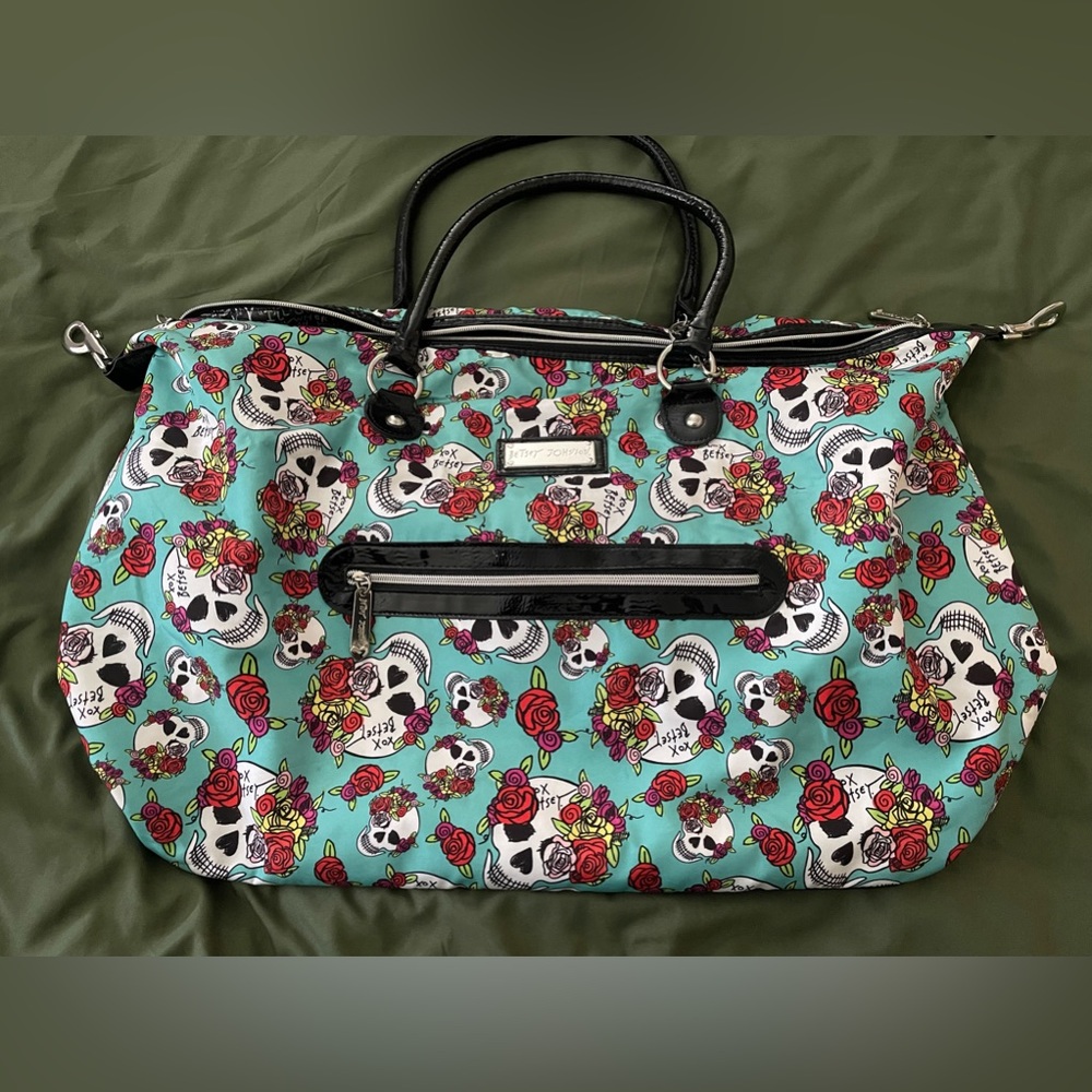 Betsey Johnson - Skulls large travel bag. Size 25x15x9. In very good condition.